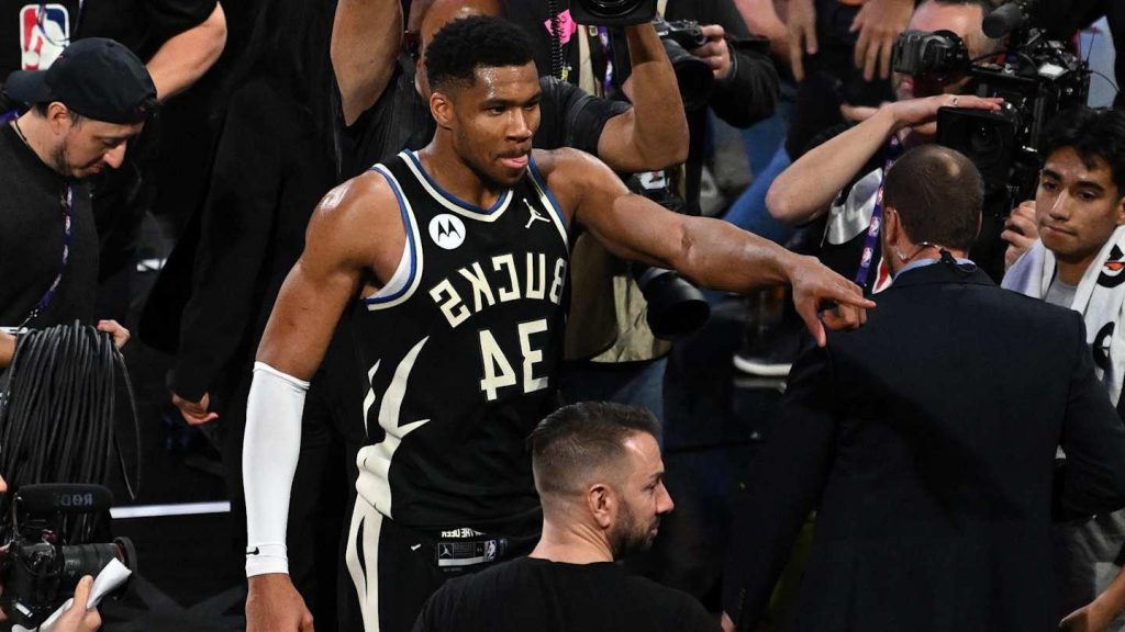 Giannis Antetokounmpo Shared Sweet Moment With Brother After Bucks' NBA Cup Win