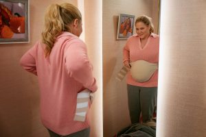 Un faux ventre de grossesse et de vrais moments hilarants dans cette comédie déjantée de Netflix