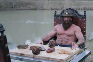 L'envers du sport, la vérité crue sur le Liver King : Netflix révèle les secrets et mensonges de l'influenceur carnivore