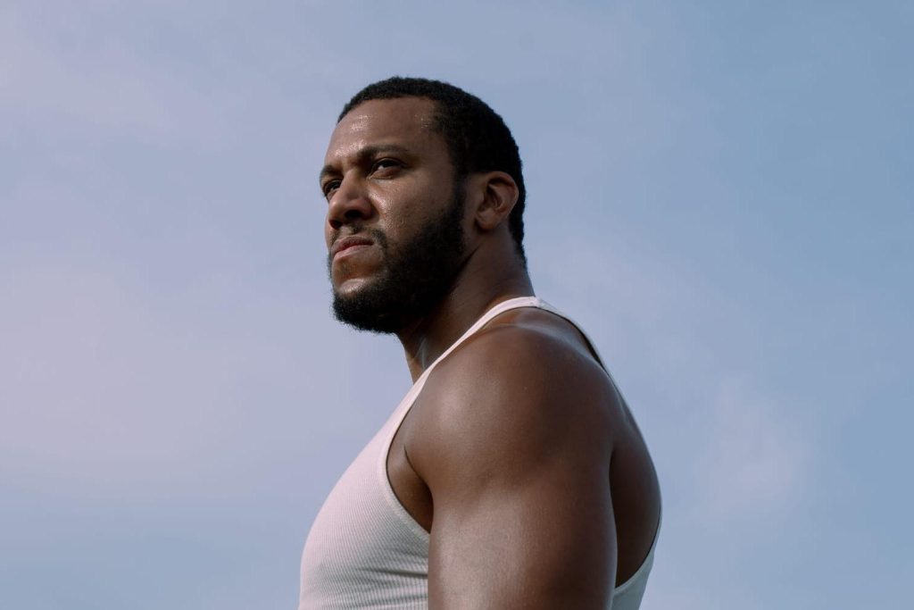 
                                                K.O. : la star de MMA Cyril Gane retourne Marseille dans ce thriller français Netflix                    
                    