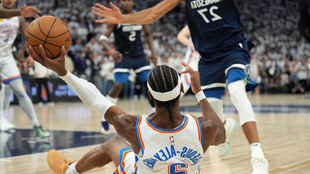 Cameras Caught Shai Gilgeous-Alexander Telling Fan Who Caught His Pass He Was ‘Smart'