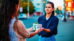 Why the viral talk on “narcissistic kindness” may change how you protect your boundaries with friends