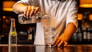 Día Mundial del Gin Tonic: nuevas versiones del cóctel creativo que nos hace sentir bartenders en casa