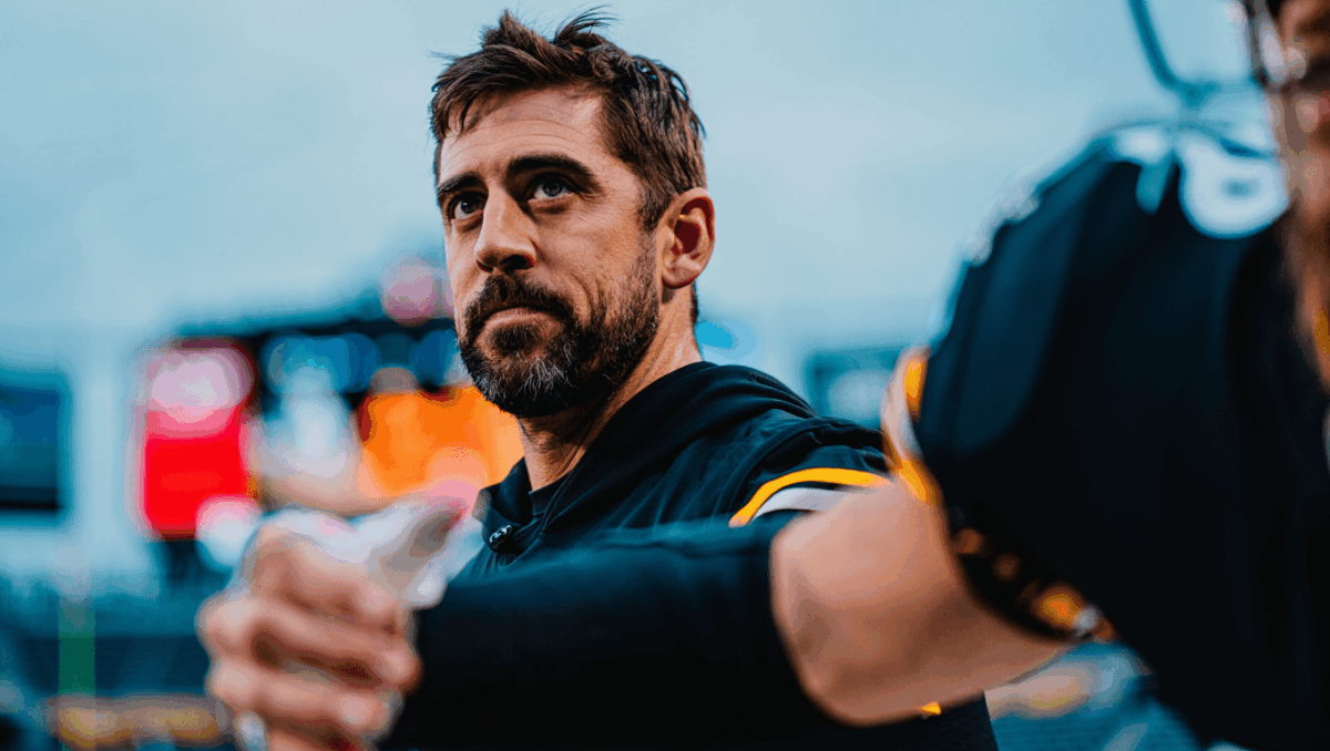 Aaron Rodgers pushing to play today vs Bears despite fractured wrist, final call at game time