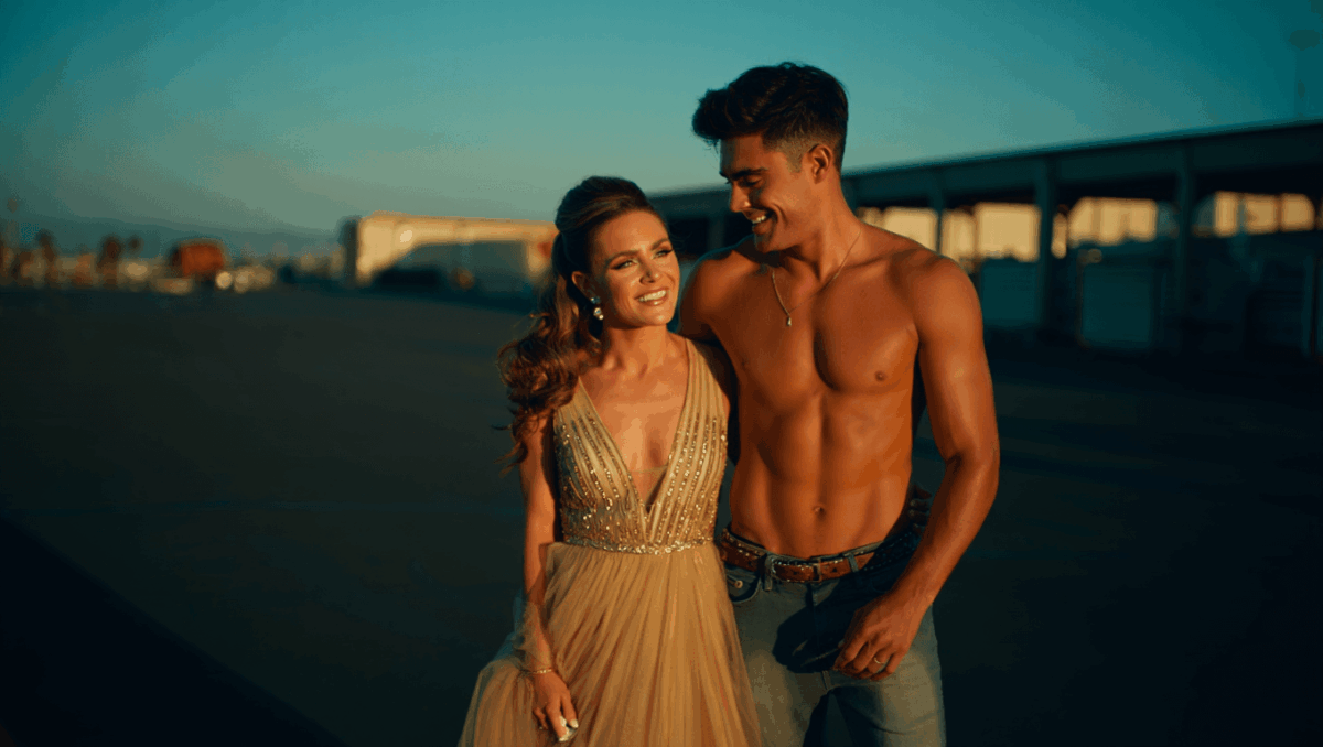 Courtney King shows up at Dancing With the Stars finale last night to support boyfriend Dylan Efron