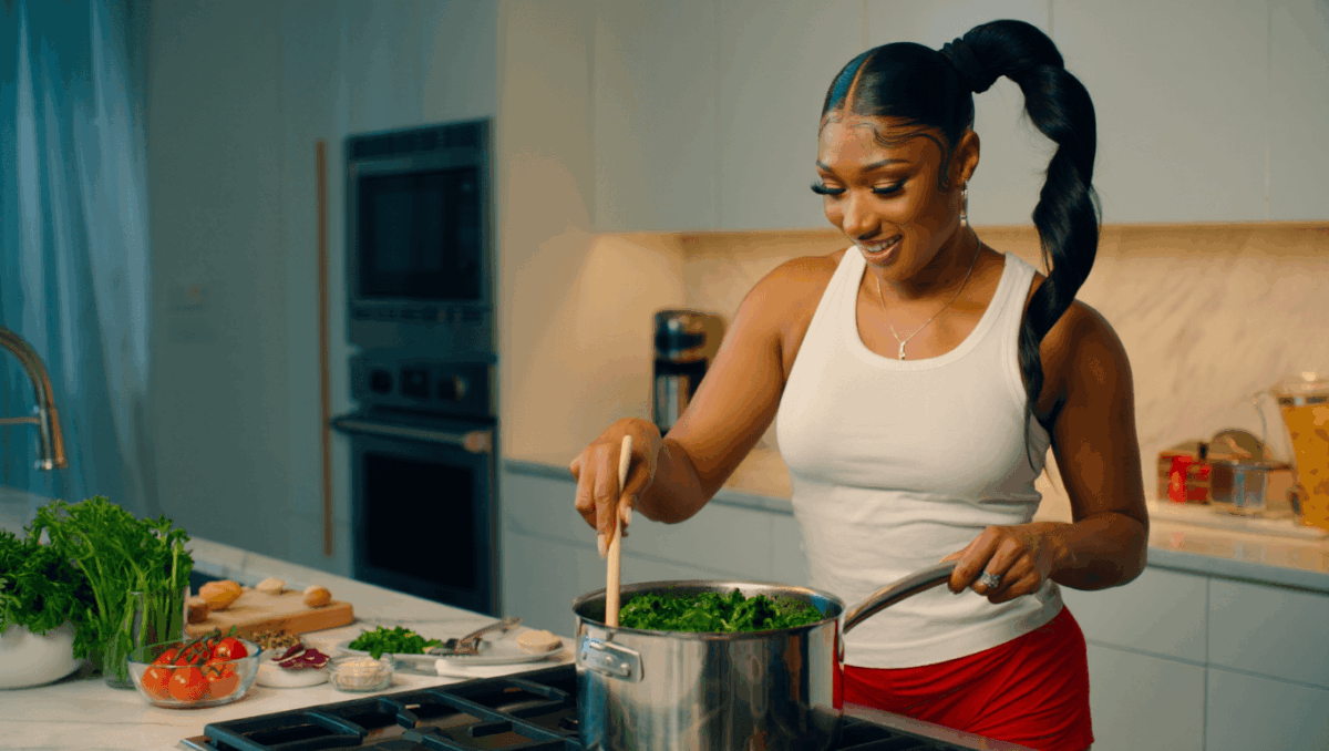 Megan Thee Stallion cooks epic Thanksgiving feast for Klay Thompson, her culinary skills steal the internet