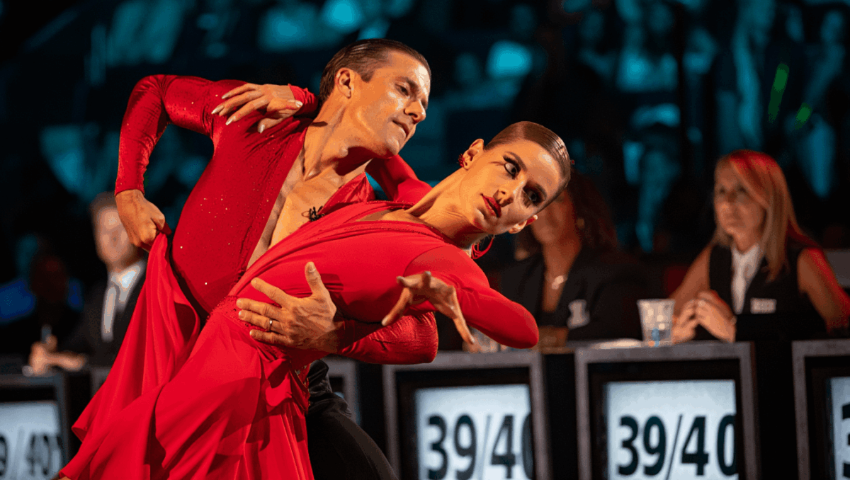 DWTS scores: Whitney Leavitt tops leaderboard with 39/40 as Danielle Fishel eliminated