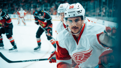 Red Wings face Blackhawks in Chicago tonight as Detroit seeks to snap road struggles