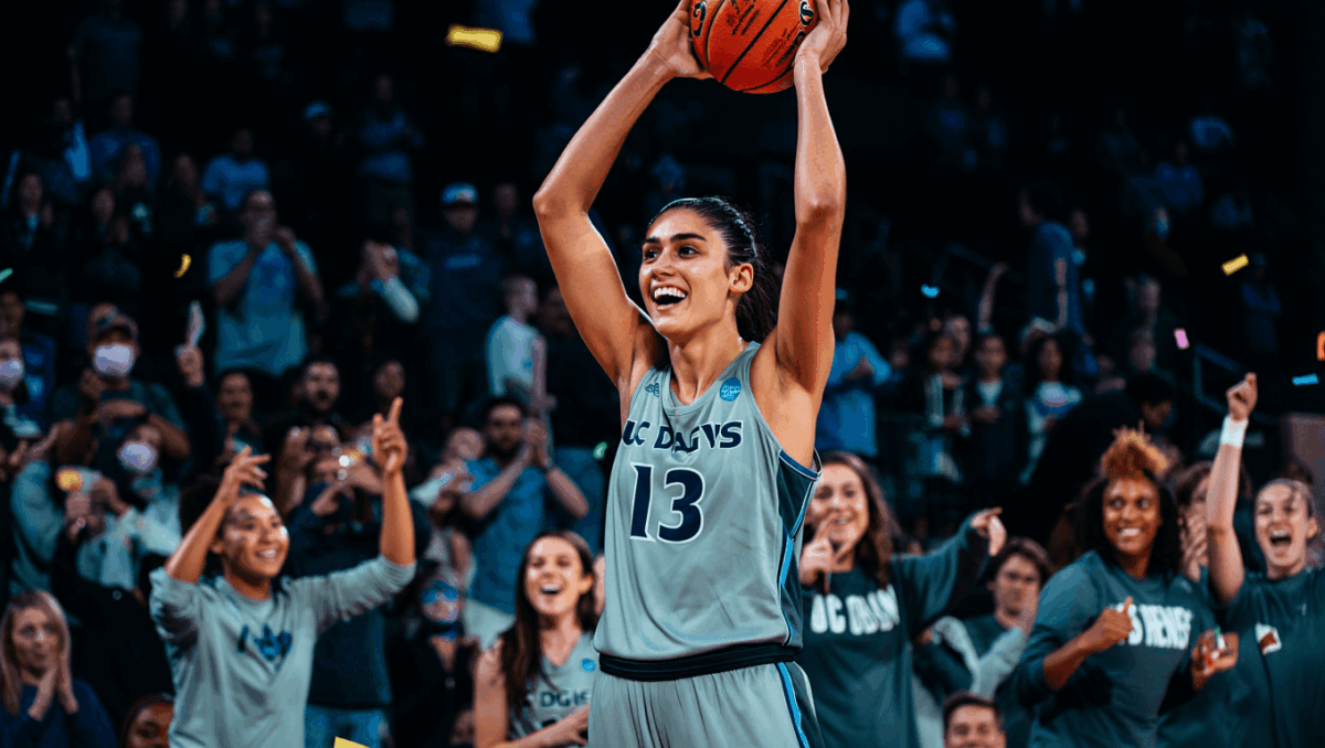 UC Davis scores 18-point fourth quarter run to stun Hawaii 68-63 in Big West opener