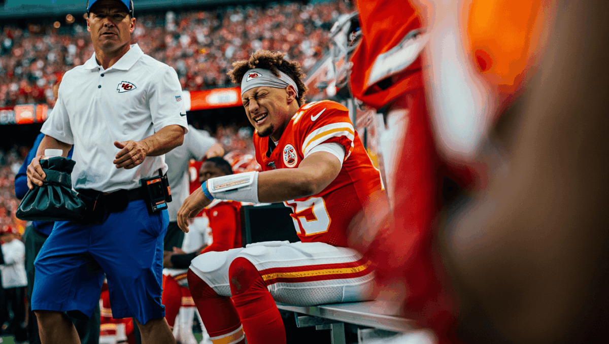 Patrick Mahomes exits vs Chargers with apparent knee injury as Chiefs' playoff hopes end