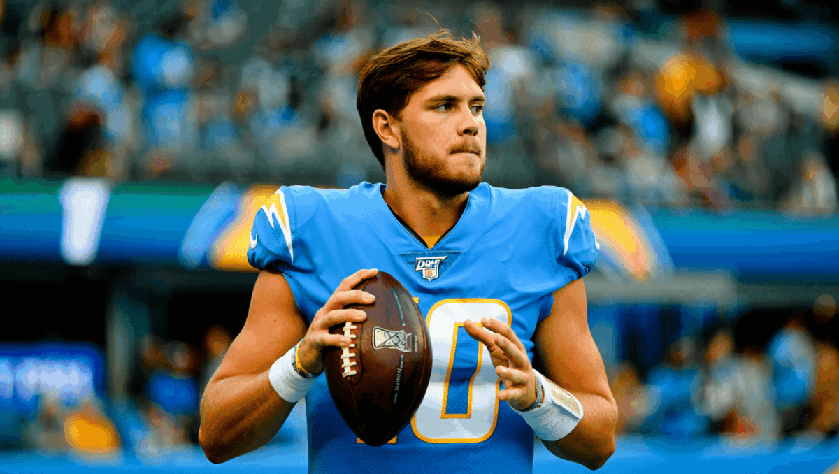 Justin Herbert suffers injury in first half vs. Texans, playing through fractured hand from Week 13 surgery