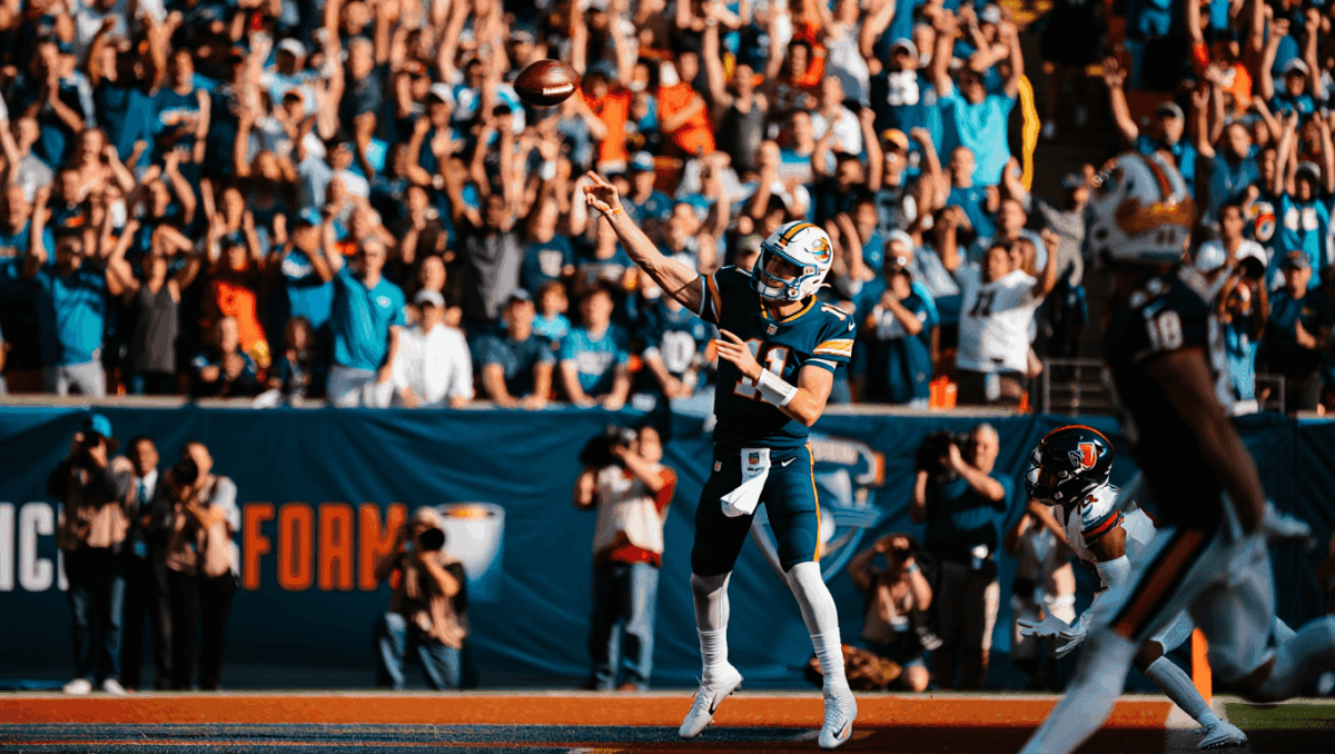 Navy bowl game ends in dramatic thriller as Midshipmen edge Army 17-16 with late TD pass from Blake Horvath