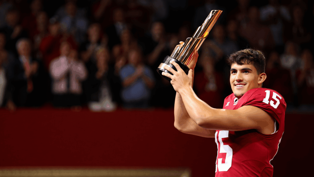 Davey O'Brien Award won by Indiana QB Fernando Mendoza, first Hoosier to win nation's top honor