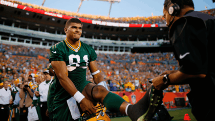 Josh Jacobs battles knee injury as Packers face streaking Broncos in crucial Week 15 matchup