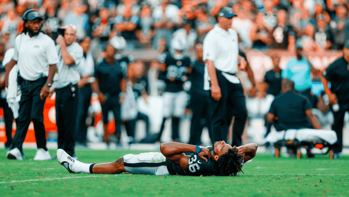 Kyu Blu Kelly carted off with devastating knee injury in first quarter vs Broncos