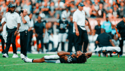 Kyu Blu Kelly carted off with devastating knee injury in first quarter vs Broncos