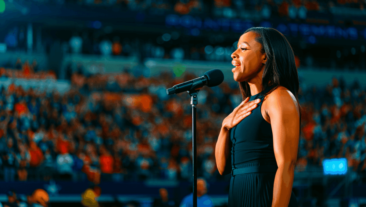 Norelle Simpson performs national anthem at tonight's Texans-Steelers game