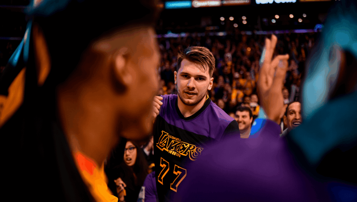 Lakers trail Clippers at halftime in Western Conference showdown