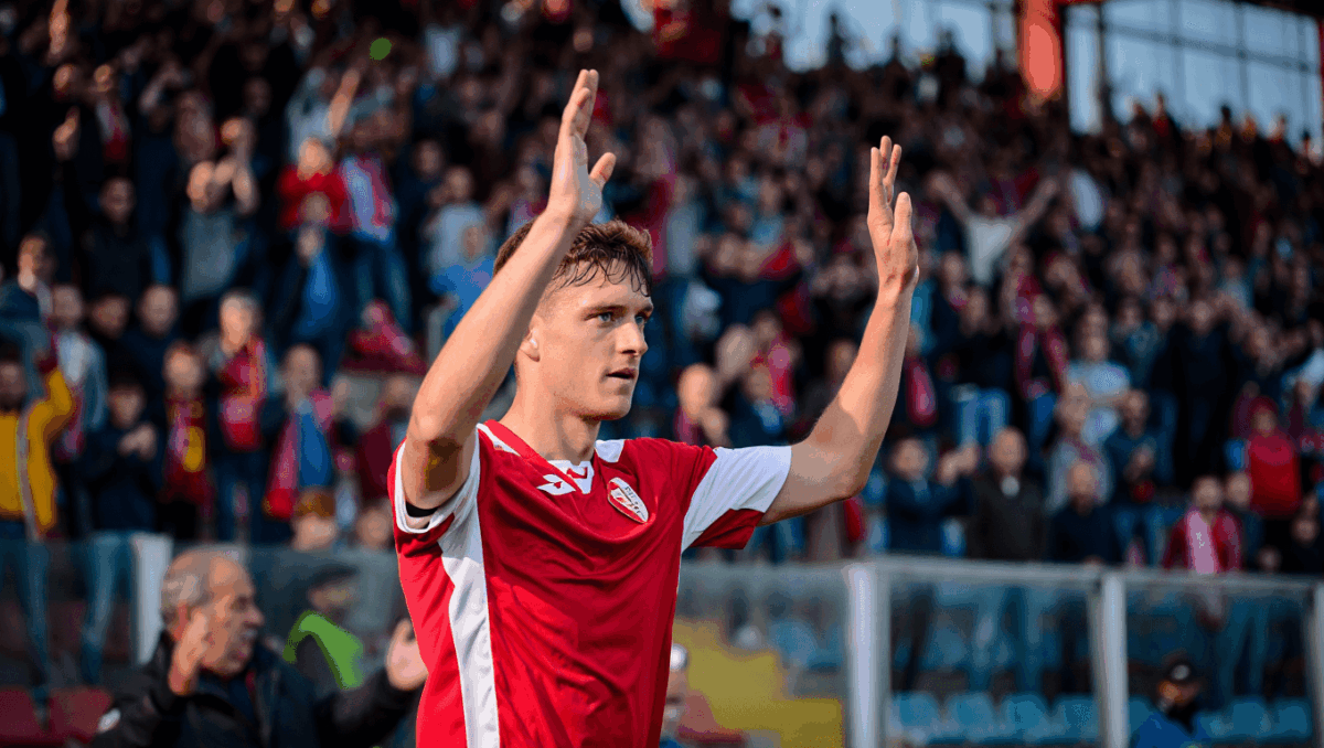 Cremonese leads Cagliari 2-0 at halftime in Serie A clash