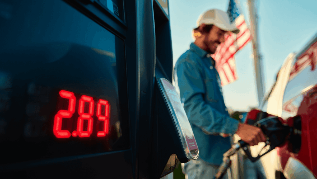 Gasolina ceases year down 14% as crude plunges to 5-year lows, weighing on 2026 outlook