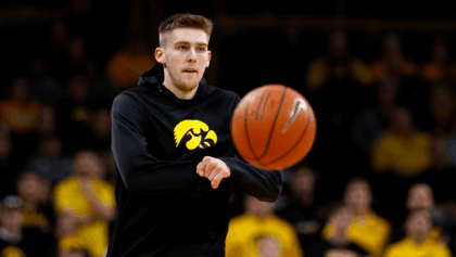 Northwestern vs Iowa: Hawkeyes look to extend winning streak tonight