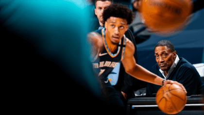 Scotty Pippen Jr. makes season debut after toe surgery, father Scottie watches courtside