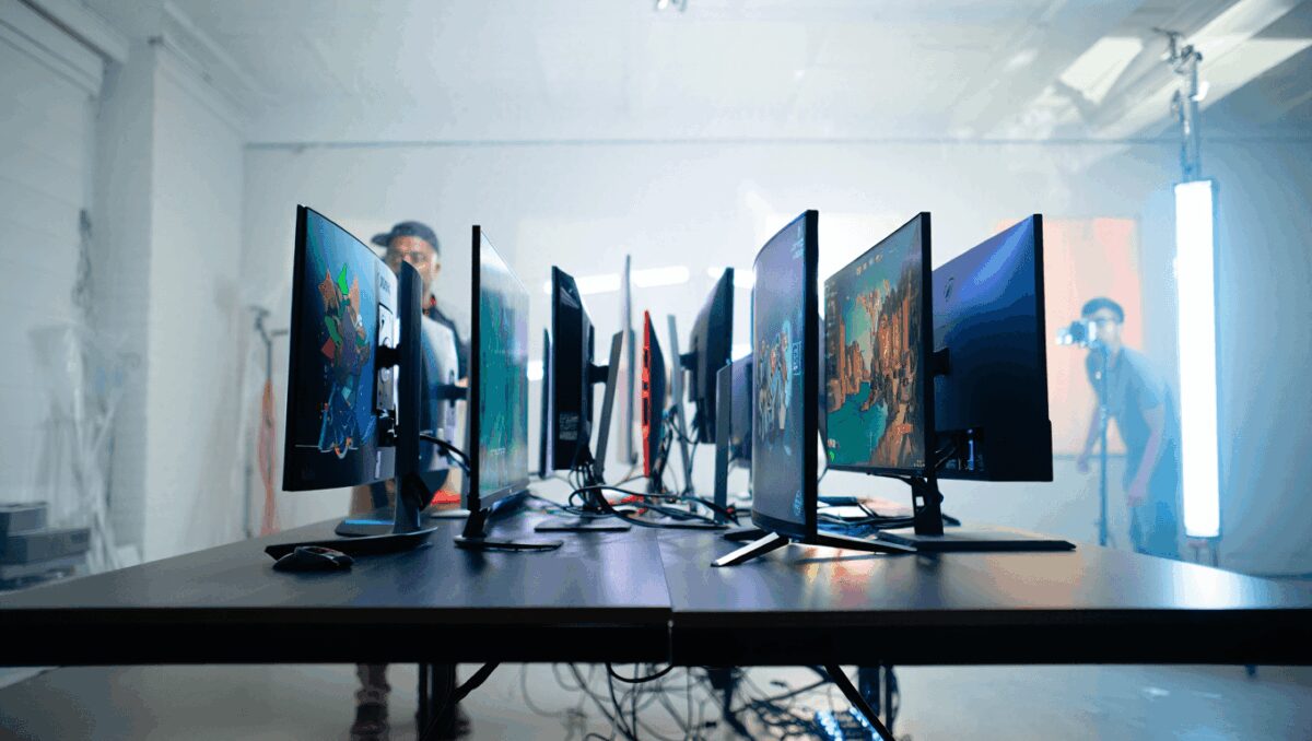 An MSI MAG 272QP QD-OLED X50 gaming monitor