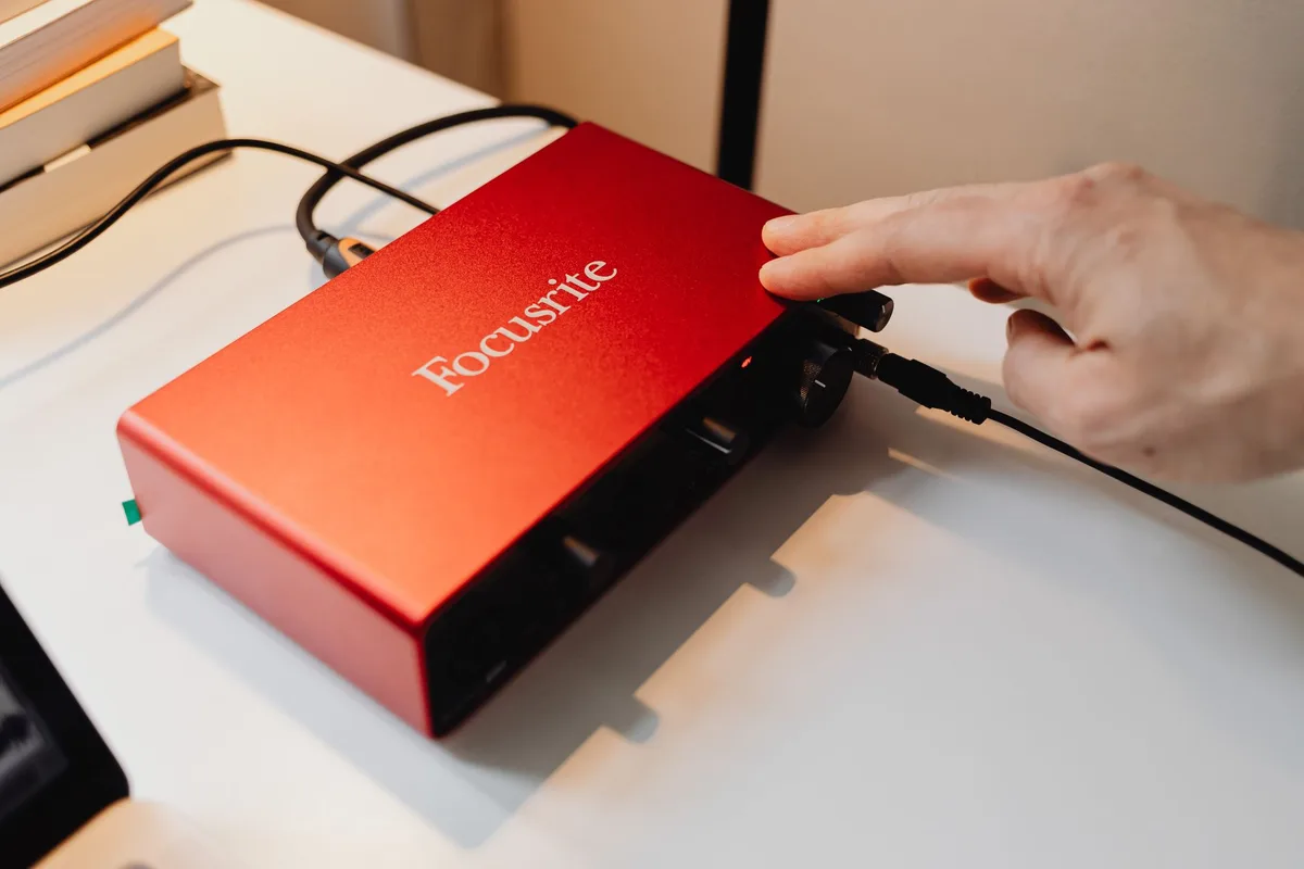 Compact USB-C DAC with LED indicator and inline controls