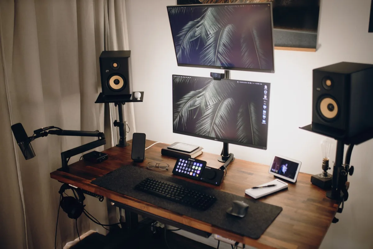 Gaming desk setup with dual monitors, monitor arm and organized cable tray
