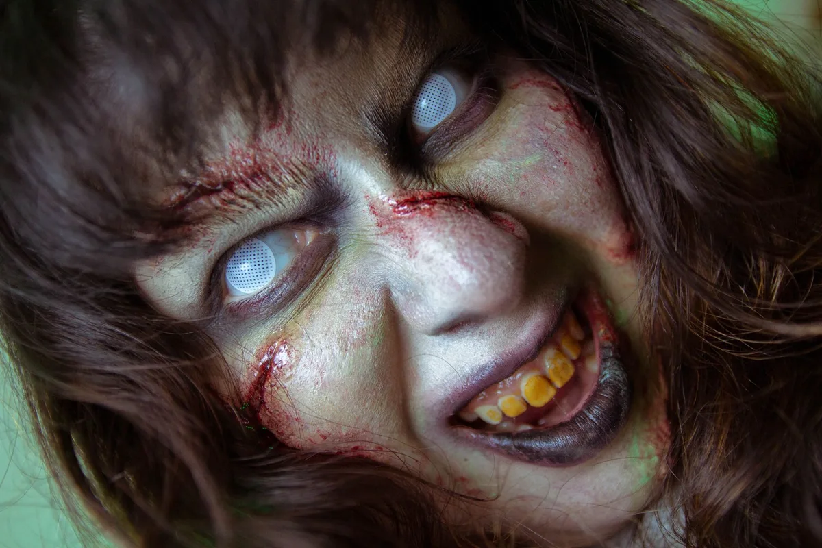 Praktische Horror-Make-up und VFX-Effekte in einem Horrorfilm