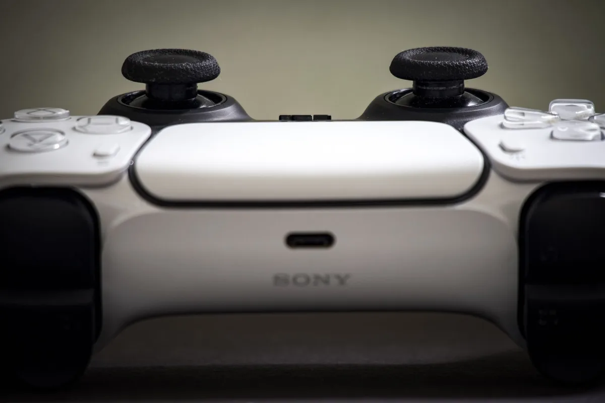 Gamepad connected to smartphone via USB-C cable and magnetic mount