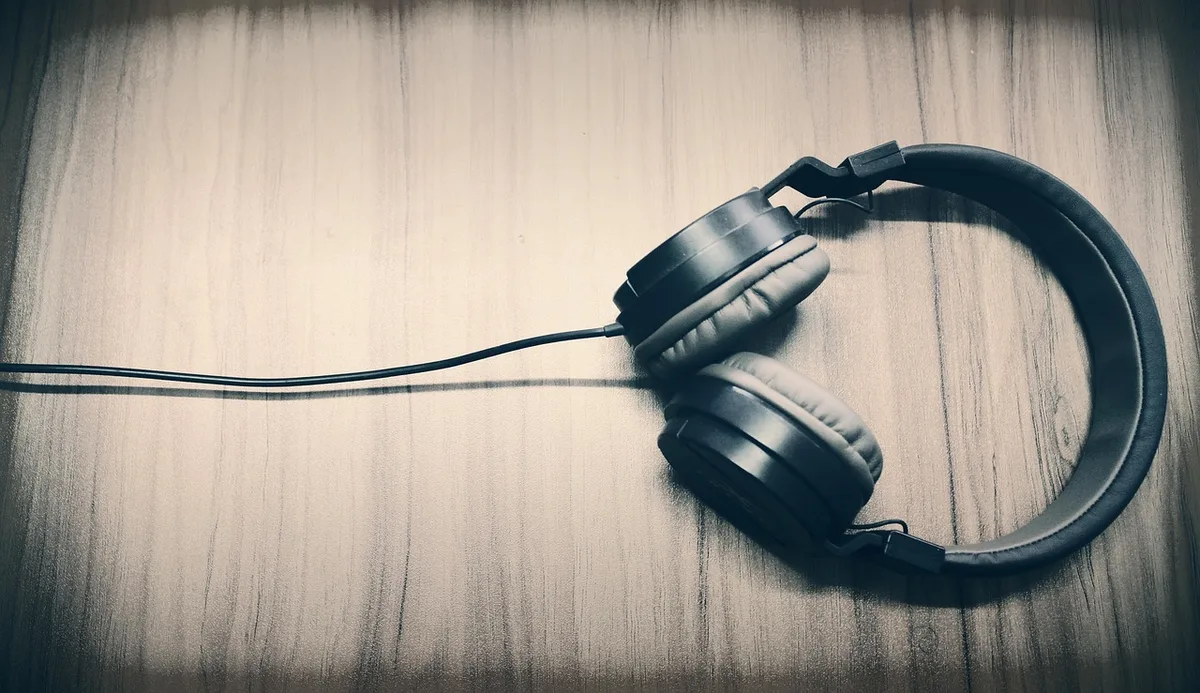 Over‑ear gaming headset showing padded headband and earcups